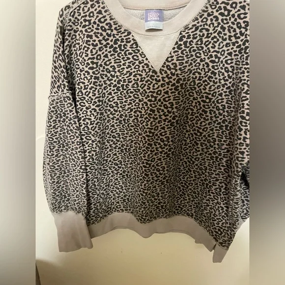 ✨Women’s MV Sport Cheetah Print Crewneck Size L - Picture 2 of 9